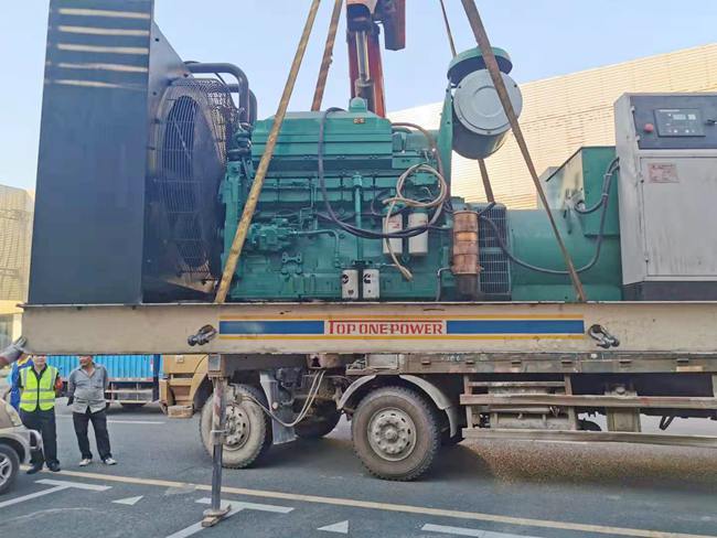 建材城二手發(fā)電機回收裝車圖